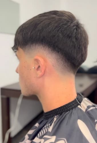 Ambiente de la barbería Celda Barber, estilo industrial y urbano.