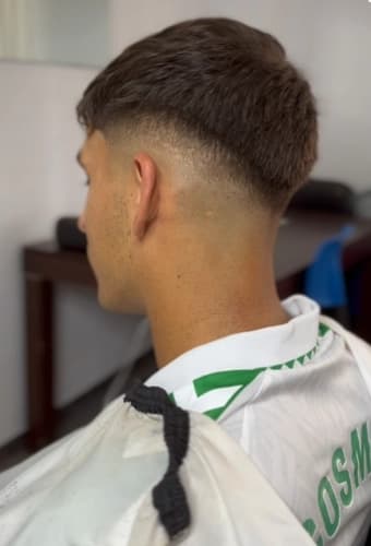 Taper Fade limpio para un look natural y elegante.