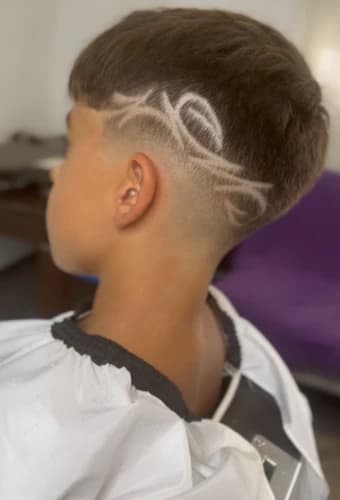 Diseño freestyle con líneas geométricas en lateral.