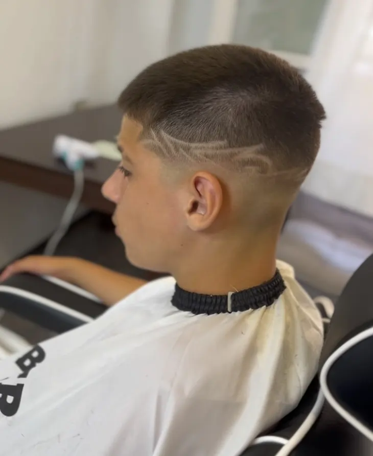 Buzz cut con diseño